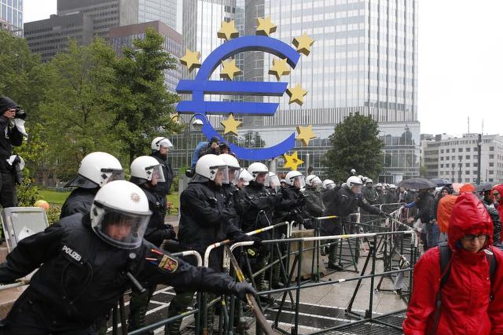 Frankfurt: 2.500 ljudi blokiralo ulaz u ECB
