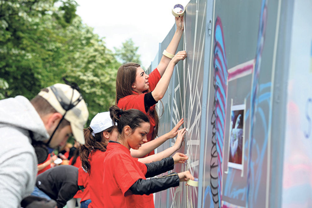 GRAFIT OD 250 METARA: Studenti oslikali gradilišnu ogradu u Bloku 67