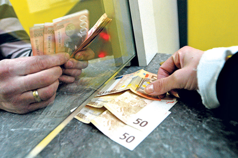 DINAR PONOVO PAO: Evro danas 122,6 dinara!