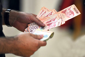 UBI NAS DOZVOLJENI MINUS: Ko platu stalno koristi unapred, uzmu mu i po 8.000 dinara