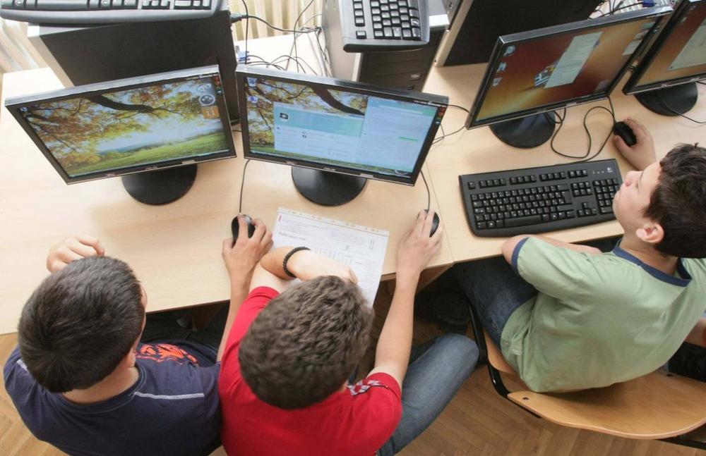 Deca, Kompjuteri, Igrice, Informatički Kabinet
