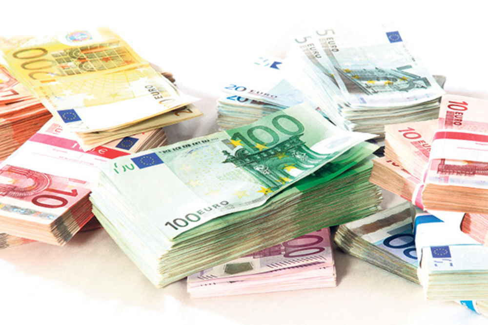 DINAR NASTAVIO PAD: Evro danas 121,2 dinara