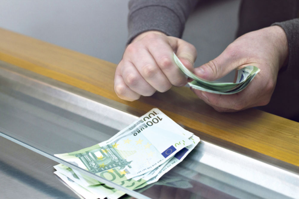 DO KRAJA GODINE OD DRŽAVE I PO 755 €: Prvih 50 evra samo što nije uplaćeno, a penzionerima novčana pomoć veća nego ikada do sada