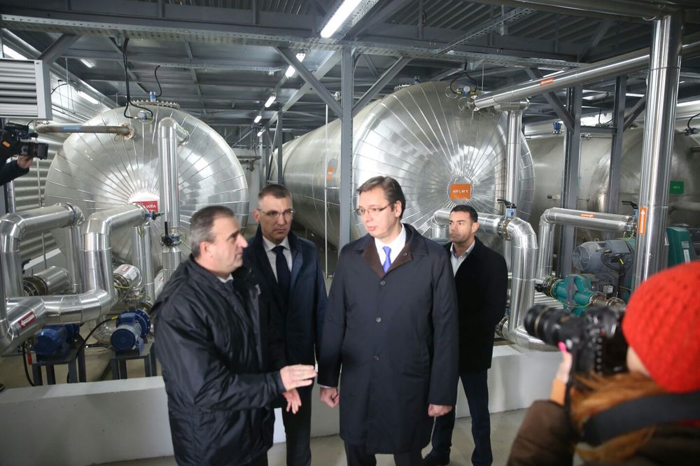 NOVA PLATFORMA ZA ODLEĐIVANJE: Premijer Vučić obišao Aerodrom "Nikola Tesla"