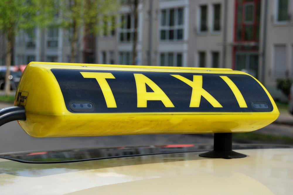 SRBI UVEK NAĐU RUPU U ZAKONU: Divlji taksista rentirao automobil, on prošao s minimalnom kaznom, a nagrabusio vlasnik vozila!