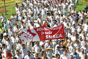 VLAST IH MOLI U PANICI, ALI ONI NE ODUSTAJU: Radnici Fijata nastavljaju štrajk