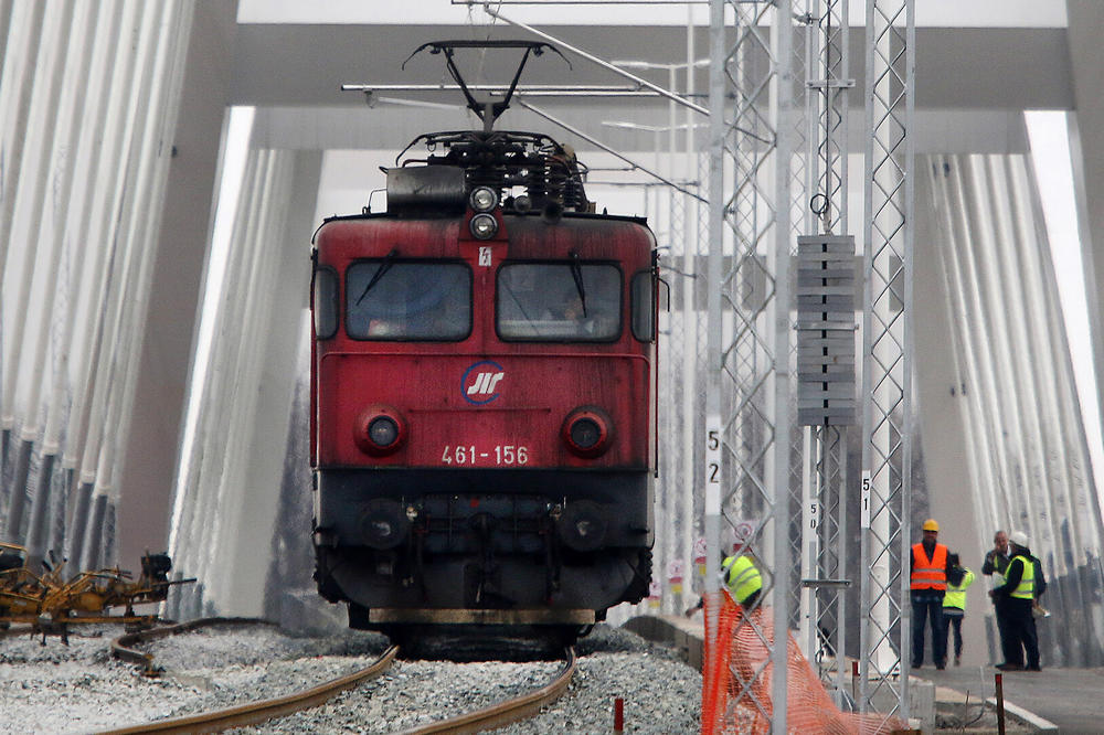 (FOTO) POSLE 19 GODINA: Protutnjao prvi voz preko Žeželjevog mosta