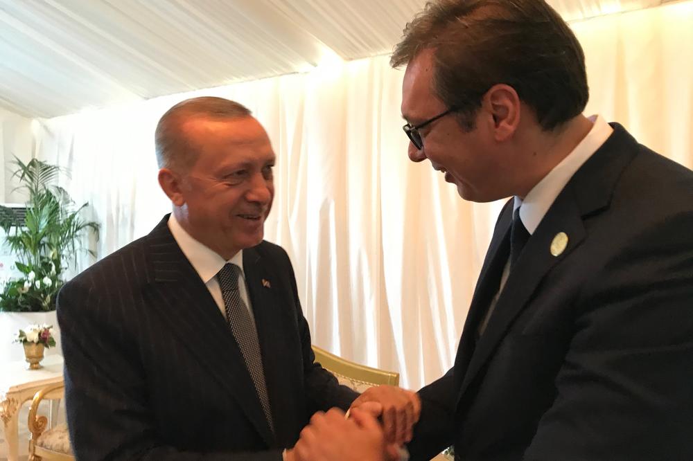 VUČIĆ NA OTVARANJU TRANSANADOLIJSKOG GASOVODA: Srpskog predsednika dočekao Erdogan lično
