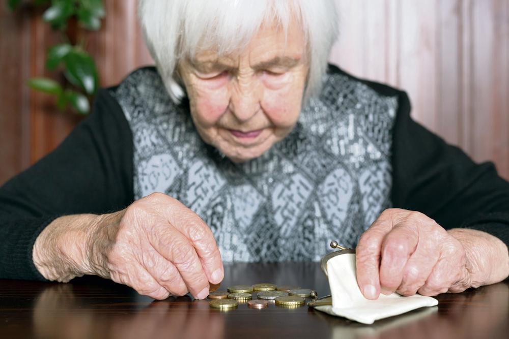 penzioneri, starica broji pare, penzionerka broji pare, stare osobe