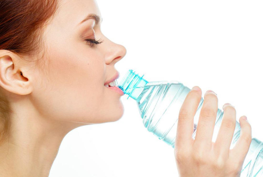 devojka, voda, flaša, flaša vode, devojka pije vodu