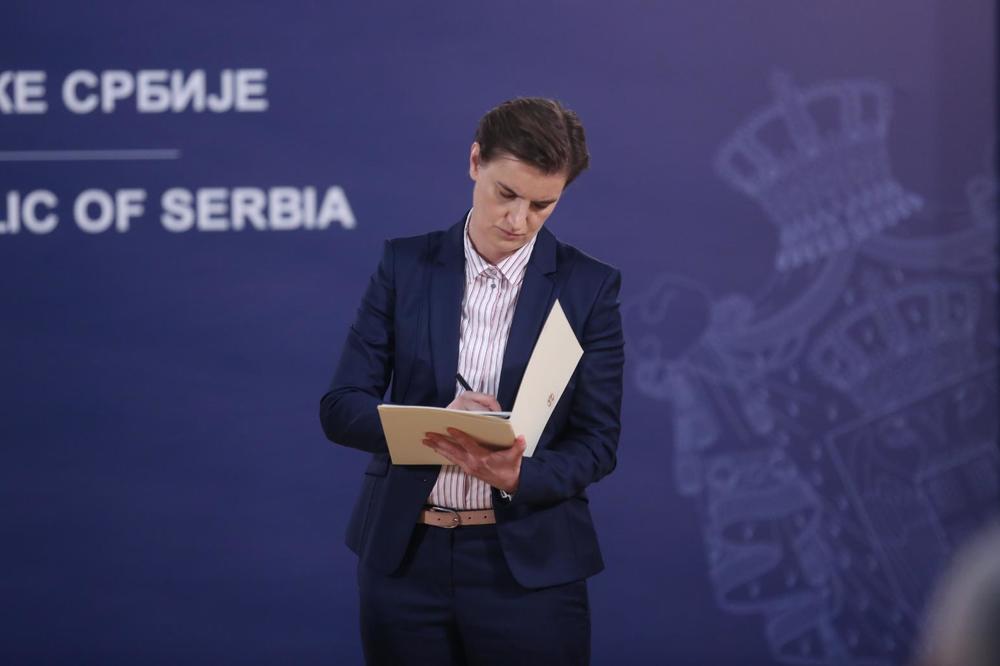 SUSRET ISPRED SKUPŠTINE Premijerka Brnabić nakratko s frilenserima: Uvek sam za razgovor ali ne i ultimatum