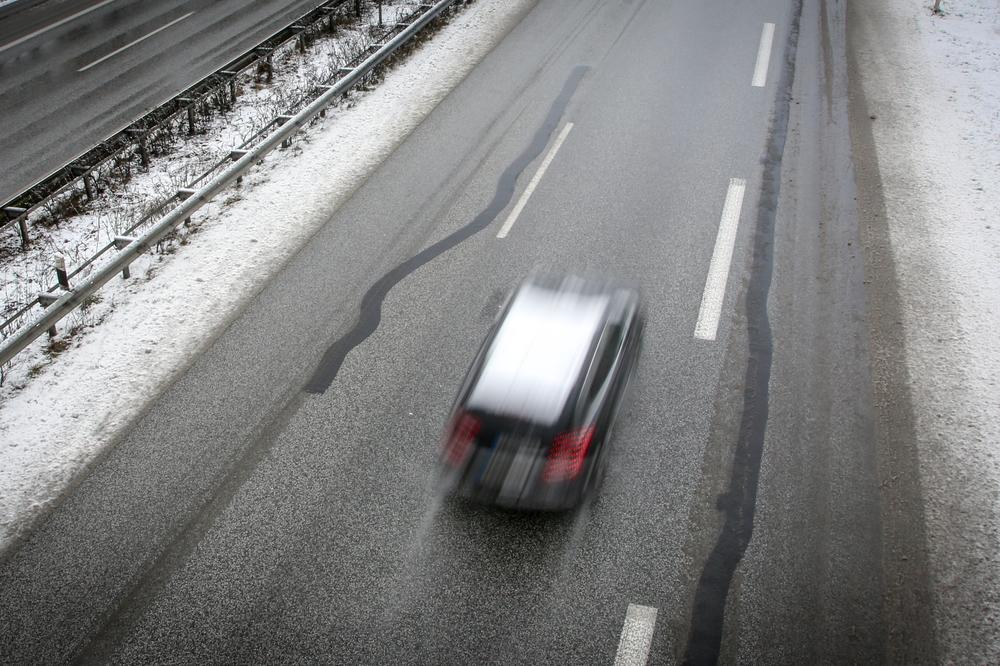 VOZAČI, OPREZ: Mraz i led otežavaju saobraćaj, ima čekanja na granici