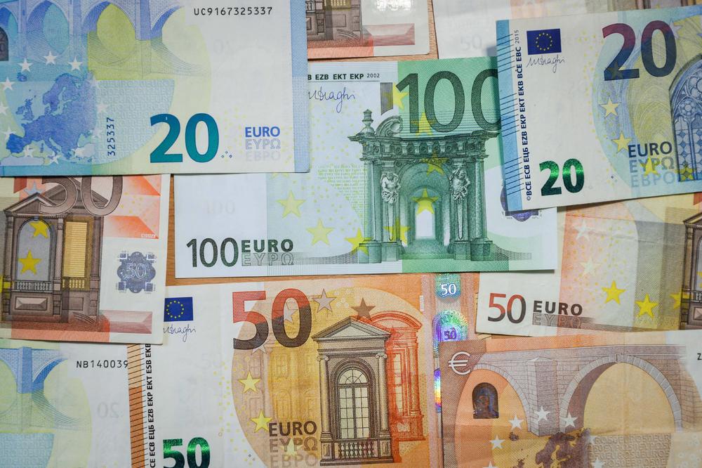 DINAR KAO I JUČE: Evro danas 117,95 po srednjem kursu