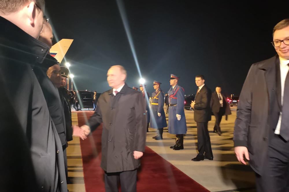 PUTIN OTPUTOVAO U MOSKVU: Predsednik Rusije se pre ulaska u avion poklonio Srbiji! Pogledajte ekskluzivne fotografije!