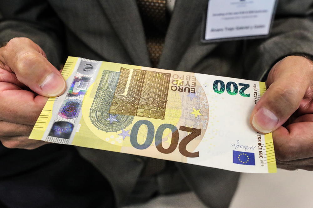 DINAR ZADRŽAO VREDNOST: Evro danas 117,57 po srednjem kursu