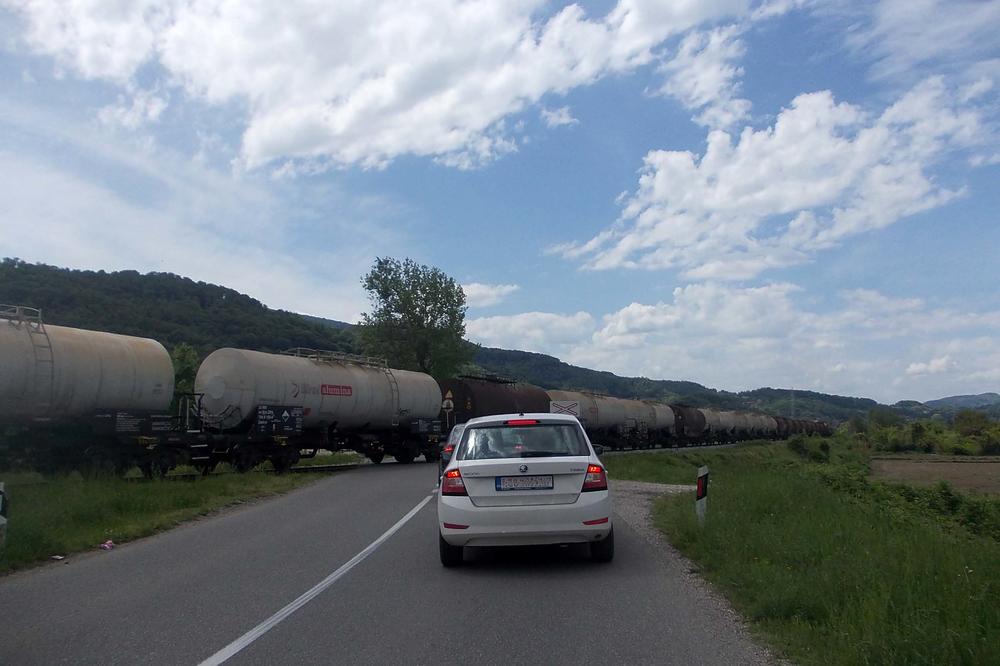 NADLEŽNI APELUJU: Zbog gušćeg železničkog saobraćaja kod Loznice neophodan oprez na pružnim prelazima (FOTO)