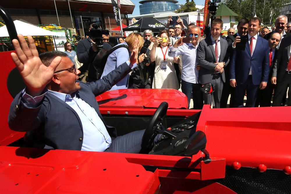 BOLJE NEGO U LIMUZINI: Pogledajte ministra Nedimovića na otvaranju Sajma poljoprivrede u Novom Sadu! Najsrećnijima na poklon dva traktora i sejalica (FOTO)