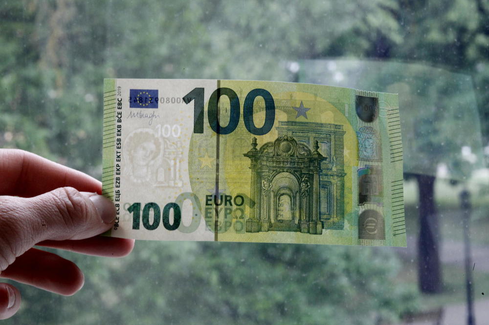 DANAS PO SREDNJEM KURSU: Za evro 117,52 a za američki dolar 106,11 dinara