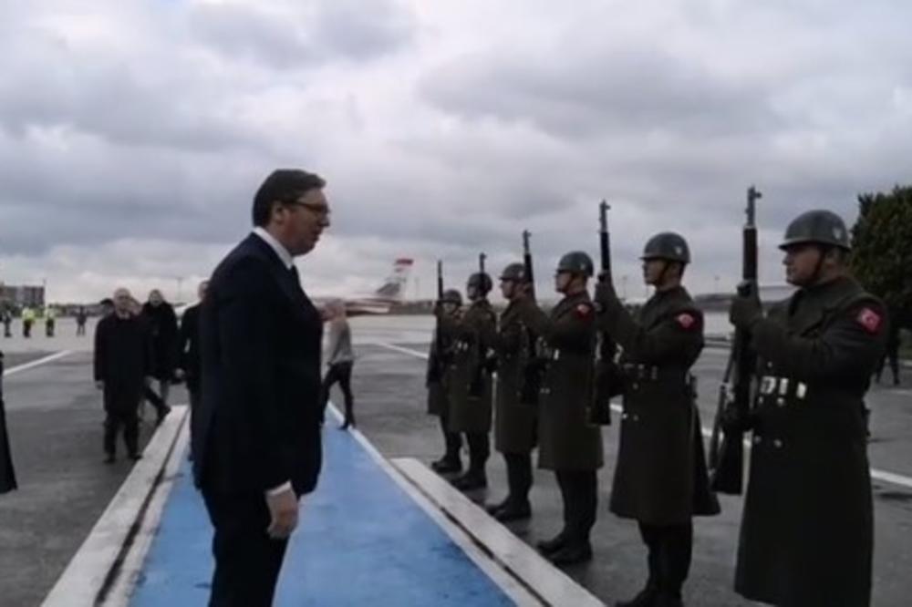 VUČIĆ ODUŠEVIO TURSKU GARDU! Predsednik Srbije dočekan svečano u Istanbulu, a ovaj potez je iznenadio sve (VIDEO)