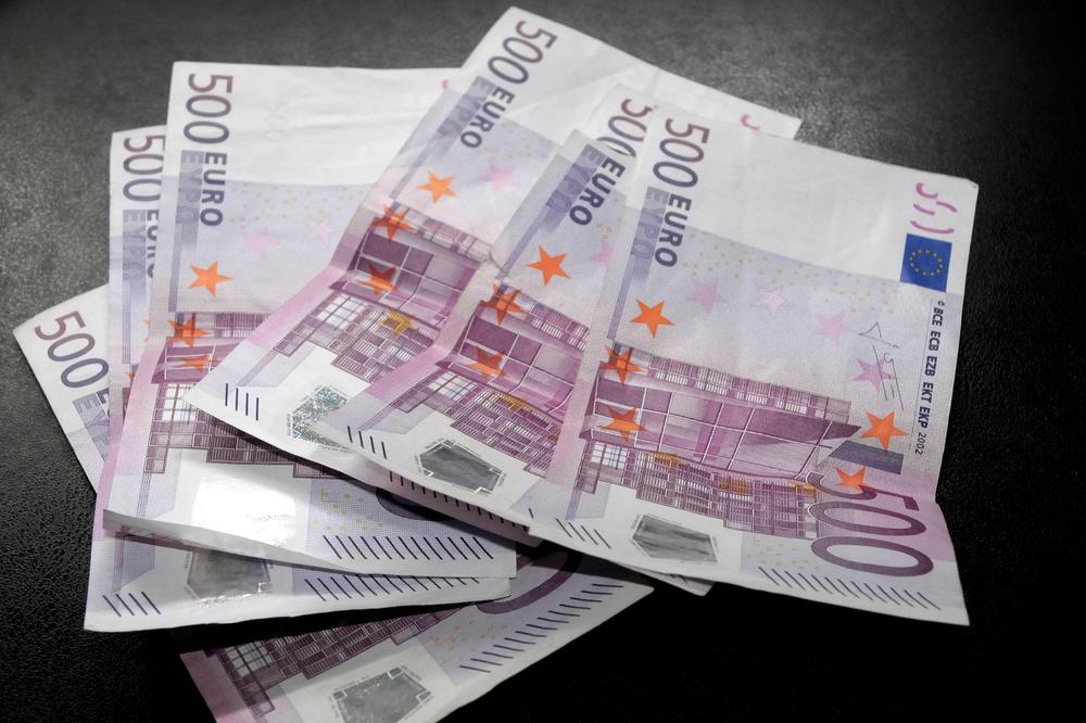 DINAR ZADRŽAO VREDNOST: Evro danas za 117,5787 po srednjem kursu