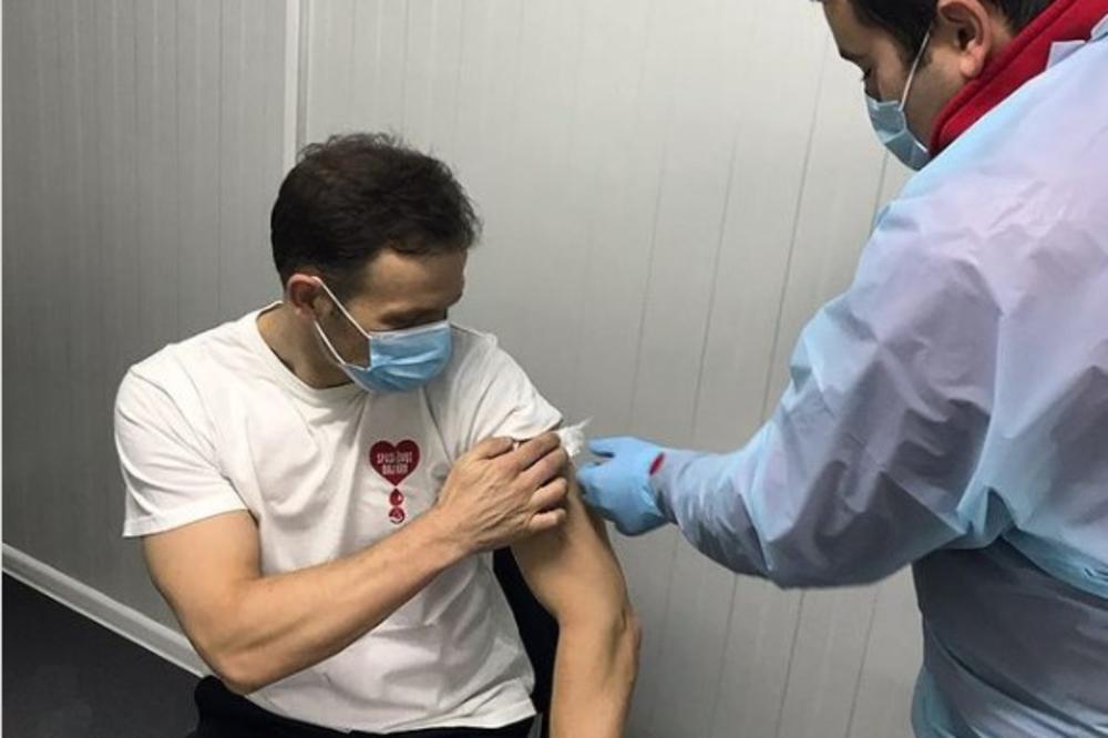 MINISTAR MALI PODVRNUO RUKAV: Revakcinisao se kineskom vakcinom (FOTO)