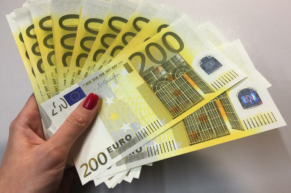 SREDNJI KURS DANAS: Za 1 evro 117,56 dinara, domaća valuta stabilna