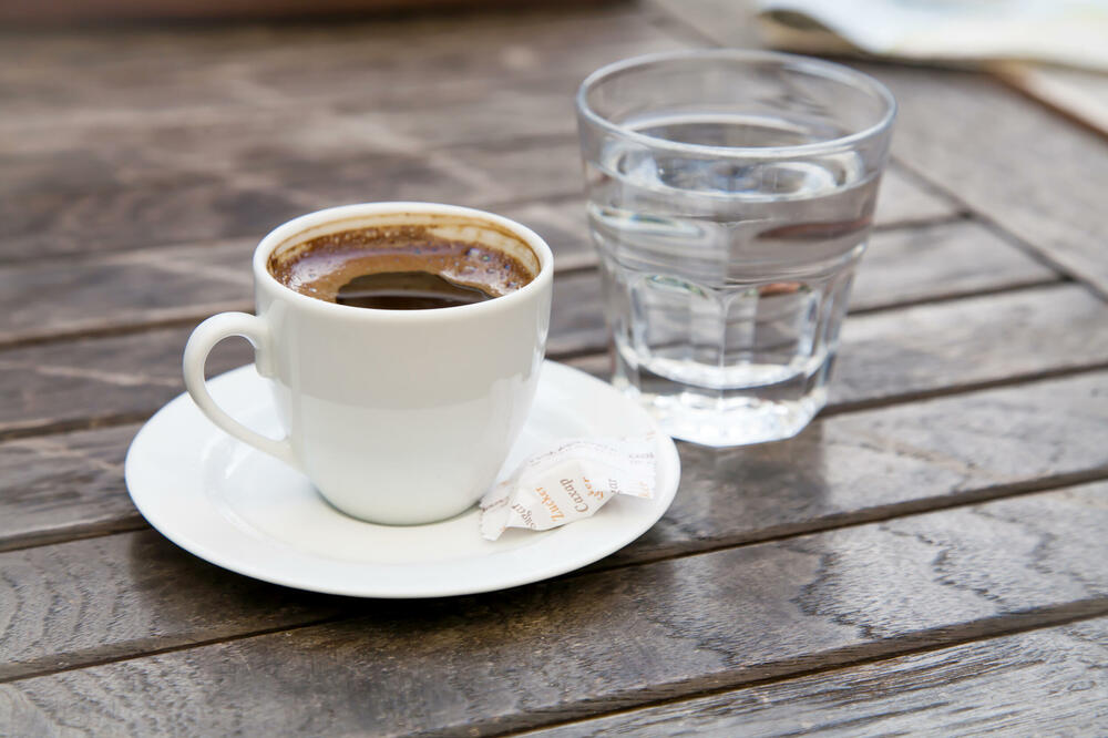 CENE U HRVATSKOJ PAPRENE: Devojka kafu i mineralnu vodu u Korčuli platila čak 13 evra! Od cena može da se zavrti u glavi! (FOTO)