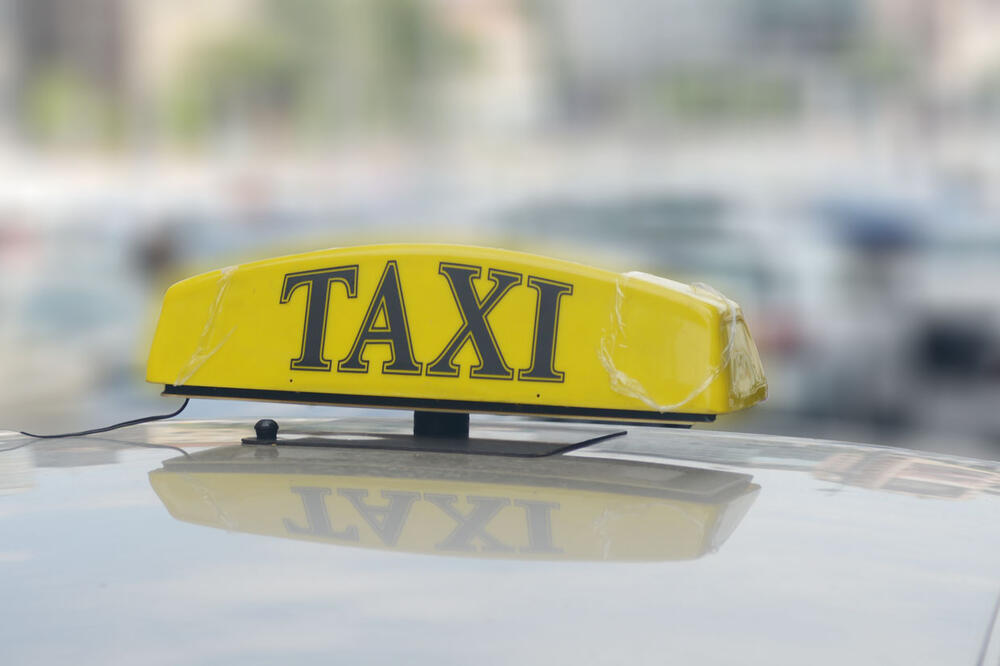 "2 SEKUNDE" PLATILE 151 EVRO: Taksista prevario turistkinje, vožnju do aerodroma im papreno naplatio (FOTO)