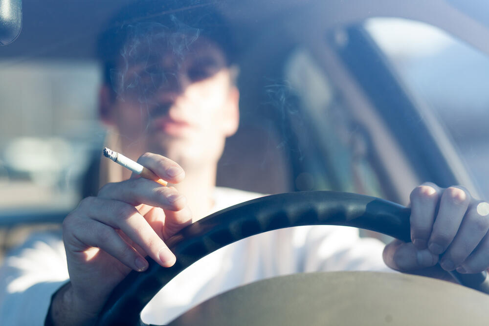pušenje u kolima, pušenje, vozač