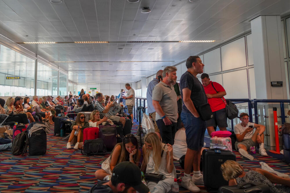 MOLBA POPULARNE AVIO KOMPANIJE: Putnici da dođu na aerodrom 3 sata pre svog leta - Problem stvorila 'treća' strana