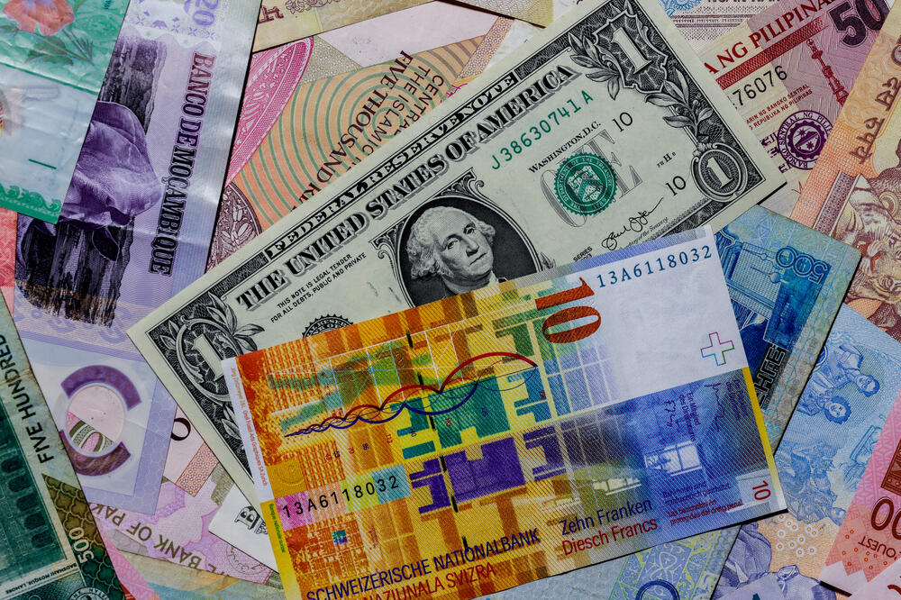 Ko menja za more, neka proveri kurs pre odlaska u menjačnicu: Ovako danas stoje evro i dolar u Srbiji (foto)