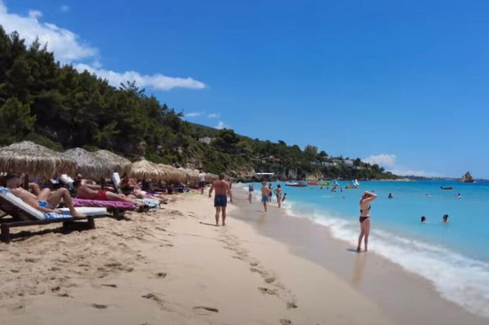 PRVI RED NA PLAŽI SKUPLJI OD NOĆENJA U APARTMANU, PLUS HRANA I PIĆE Šokantan cenovnik s ove grčke plaže, samo kafa košta 5€ FOTO