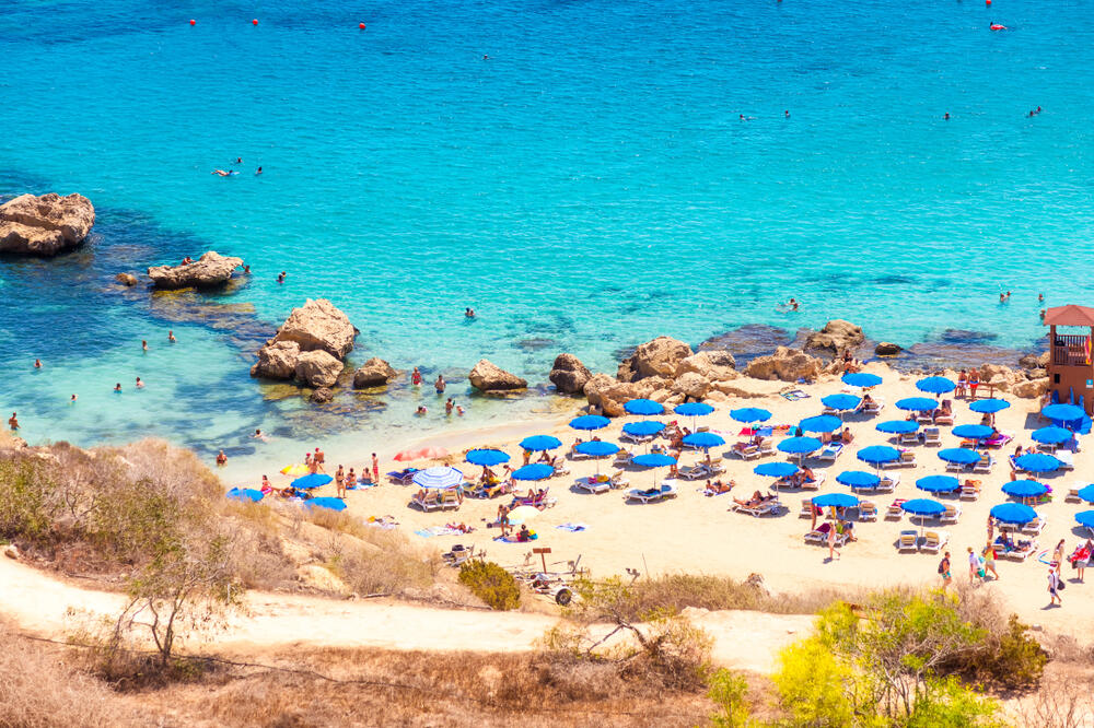 SRBI POLUDELI ZA OVOM DESTINACIJOM Ležaljke 7,5€, piće na plaži već od 2,2€ , a hrana... Cene maltene kao u Beogradu VIDEO