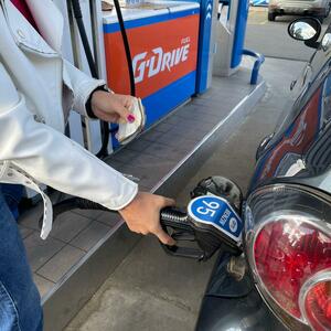 GORIVO PONOVO POSKUPELO: Objavljene nove cene benzina i dizela koje će