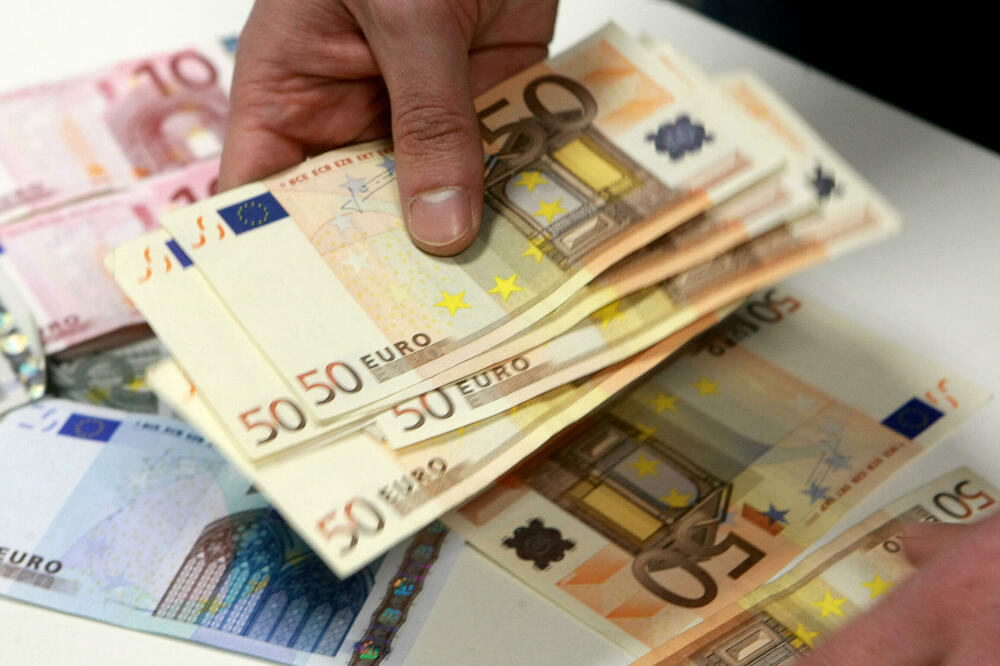 DANAŠNJI ZVANIČNI SREDNJI KURS: 117,2059 dinara za jedan evro