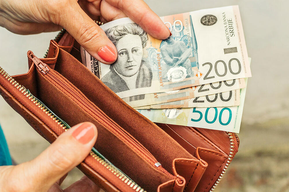 srpski dinar, dinari, žena drži novčanik