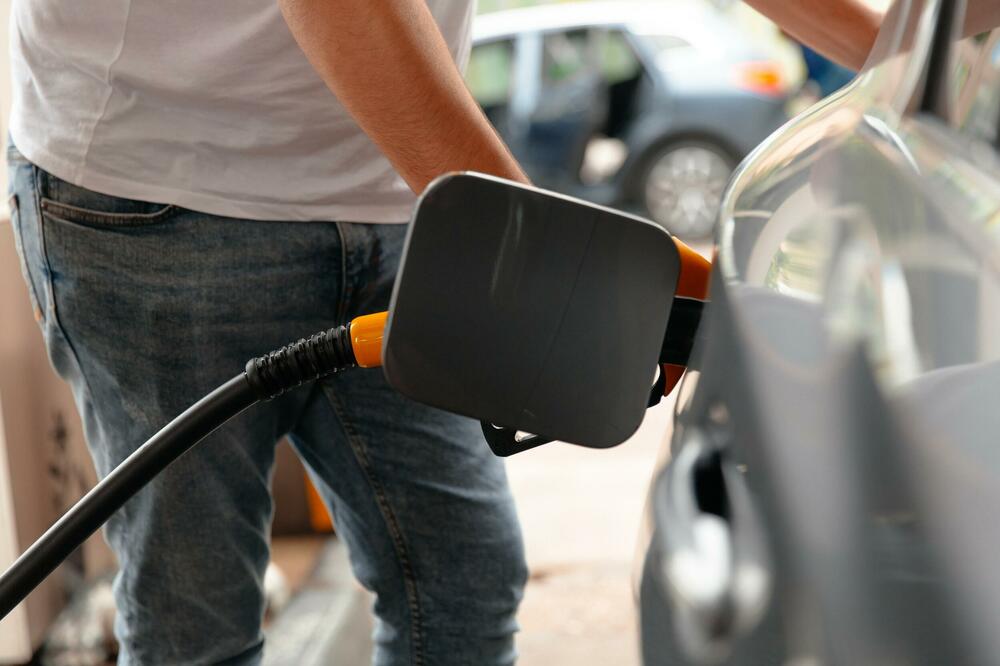 VLADA PRODUŽILA UREDBU: Ograničena cena goriva još mesec dana