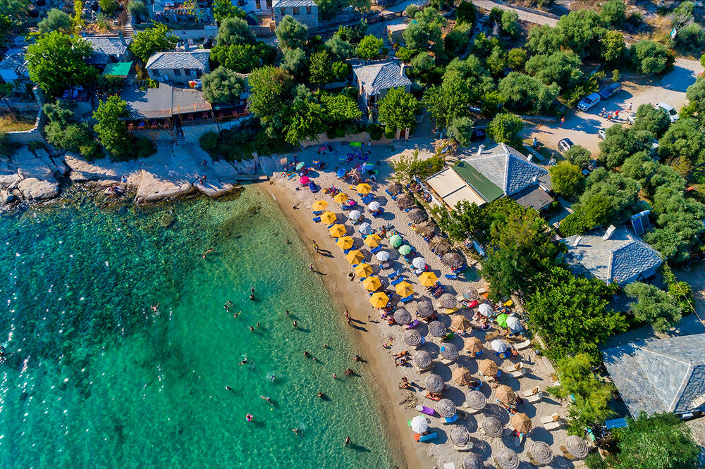 SET LEŽALJKI 5€! Ovo je možda i najjeftinija plaža na popularnom ostrvu u Grčkoj, evo kakve su ponude na ostalim CENE IDU I DO 50€