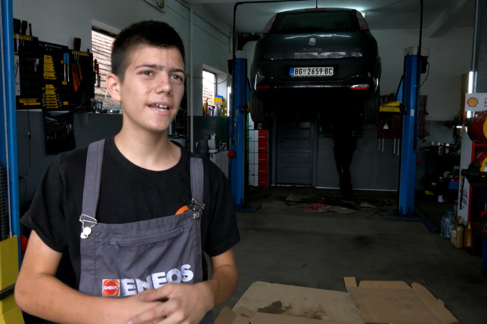 NIKOLA (15) JE ČUVEN KAO MALI SERVISER: Napravio čudo od trošnog FIAT-a i osvojio nagradu u Italiji! Njegov poster je u 250 škola