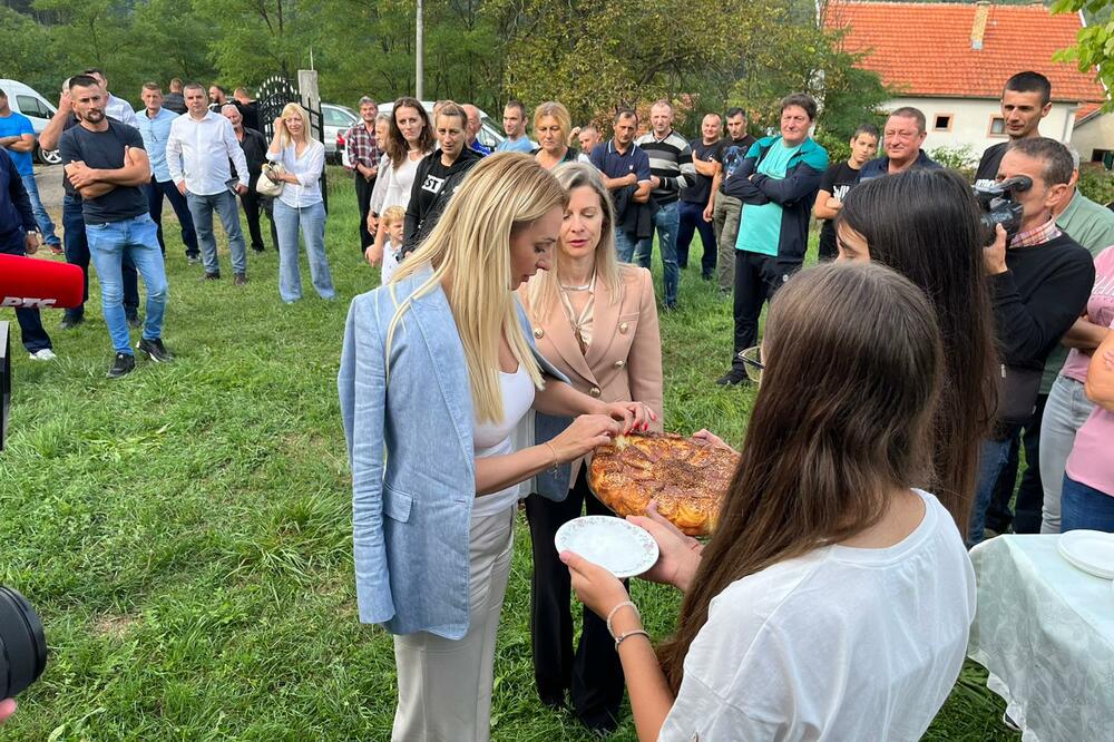 USPEŠNO REŠEN PROBLEM PROIZVODNJE ĆUMURA: Ministarka Tanasković u Brusu