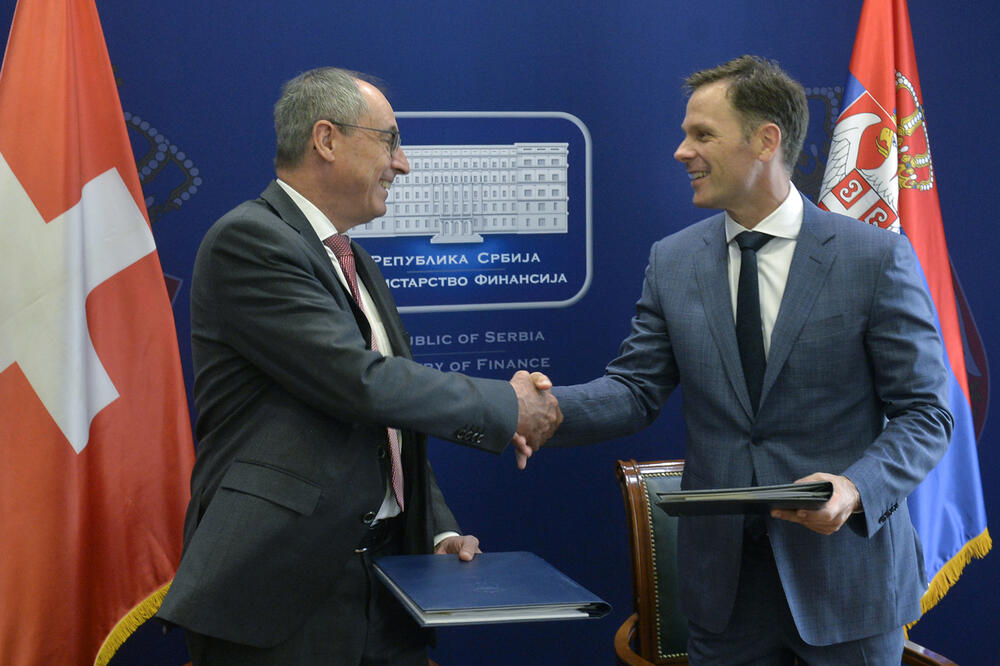 UNAPREĐENA PORESKA REGULATIVA SA ŠVAJCARSKOM: Ministar Mali potpisao protokol sa ambasadorom Šmitom