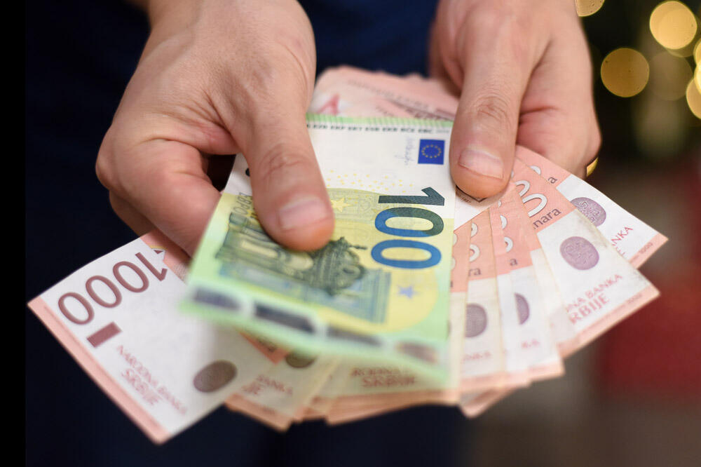 NARODNA BANKA SRBIJE SAOPŠTILA: Zvanični srednji kurs danas je 117,1972 dinara za jedan evro