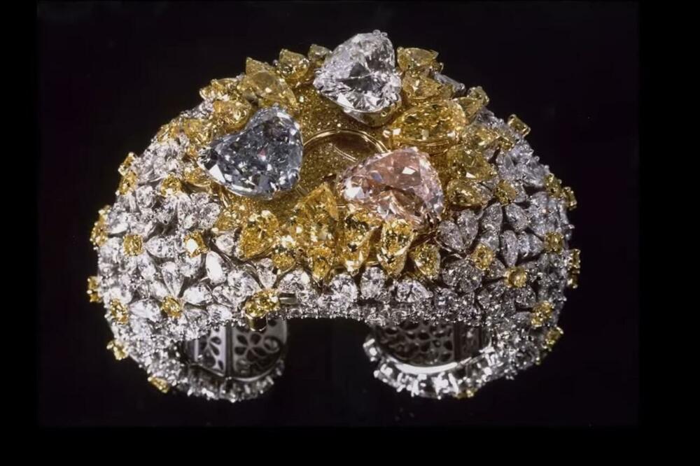 OVO JE NAJSKUPLJI RUČNI SAT NA SVETU: Napravljen od dijamanata i zlata, VREDI 25 MILIONA $, a tačno vreme se vidi uz jednu caku