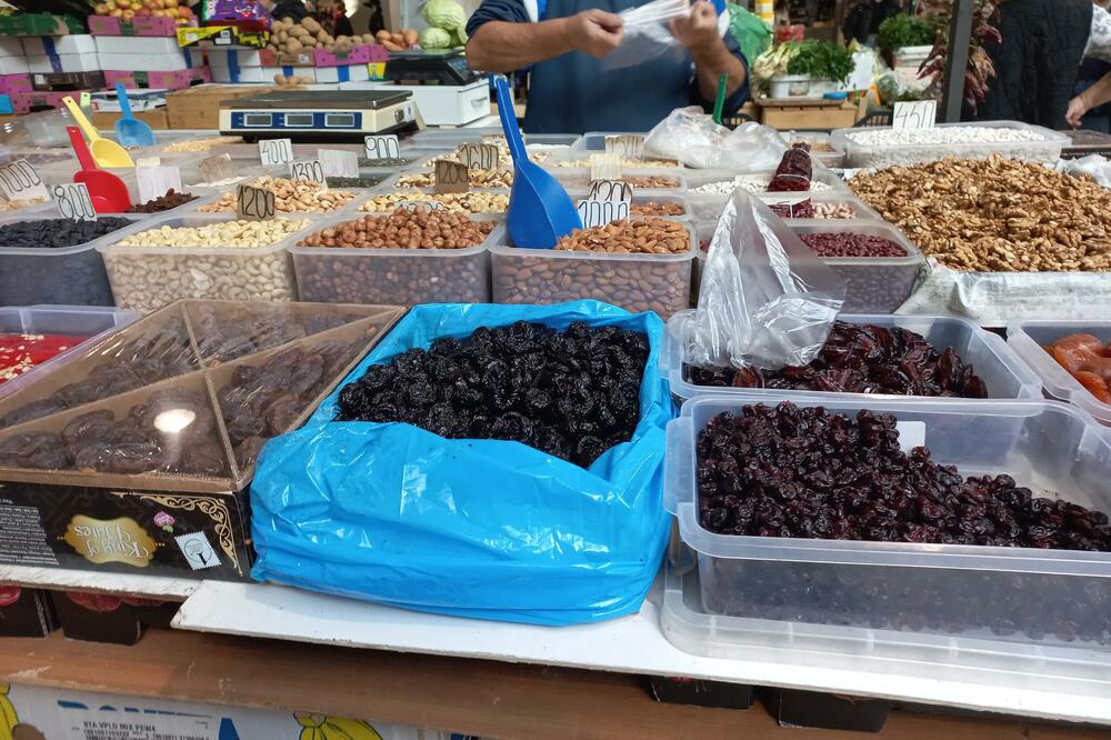 KILO SUVE ŠLJIVE, TRI KILE MESA: Prodavci digli cene pred praznike, sušeno voće nikad skuplje - 100 gr urmi čak 500 dinara!