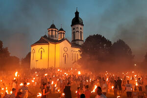 VIŠE LILA NO NA NEBU ZVEZDA: Uoči Petrovdana u porti Pokrovske crkve (FOTO)
