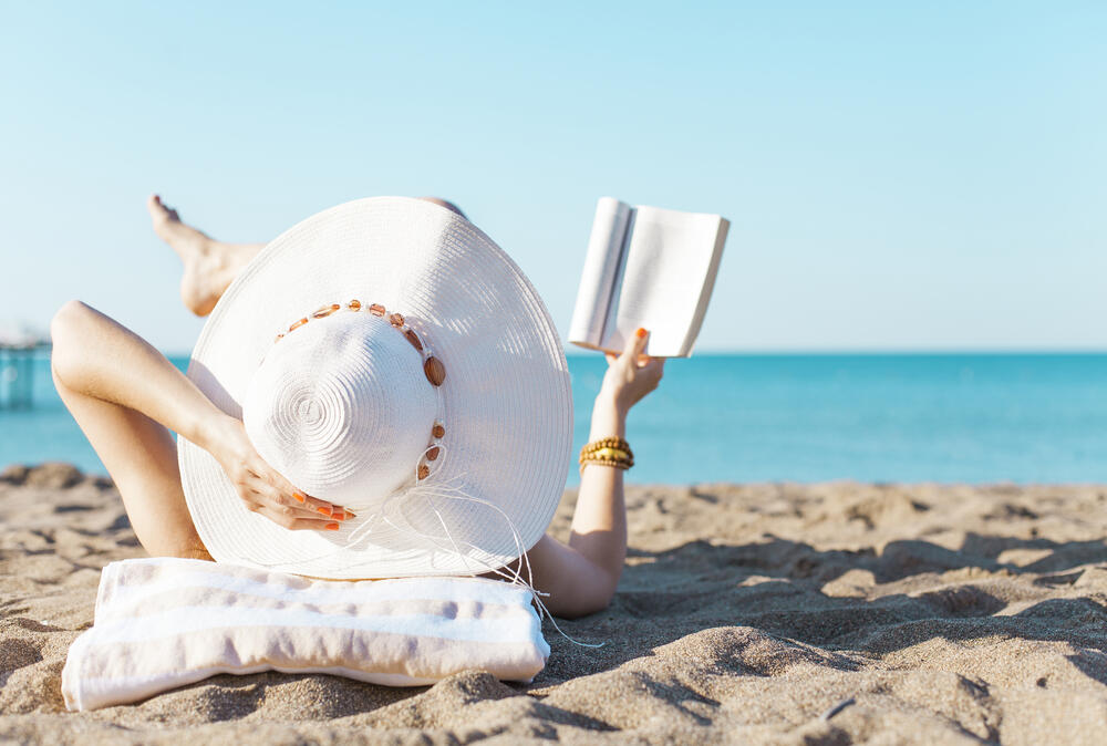 plaža, čitanje, čitanje na plaži, knjiga
