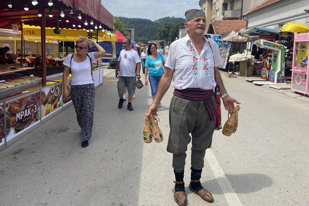 PLJESKAVICA 400, PORCIJA KISELOG KUPUSA 750 DINARA: Na Saboru u Guči naplaćuju čak i lepinju - Detaljan cenovnik ića i pića