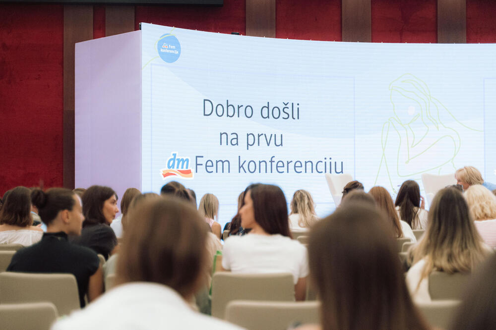 Prvi dmFem u Srbiji: kako je izgledala konferencija za koju se tražila karta više